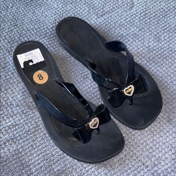 Guess Black Flip Flop Sandals with Gold Heart Bow‎ Charm Size 8 - Picture 2 of 6